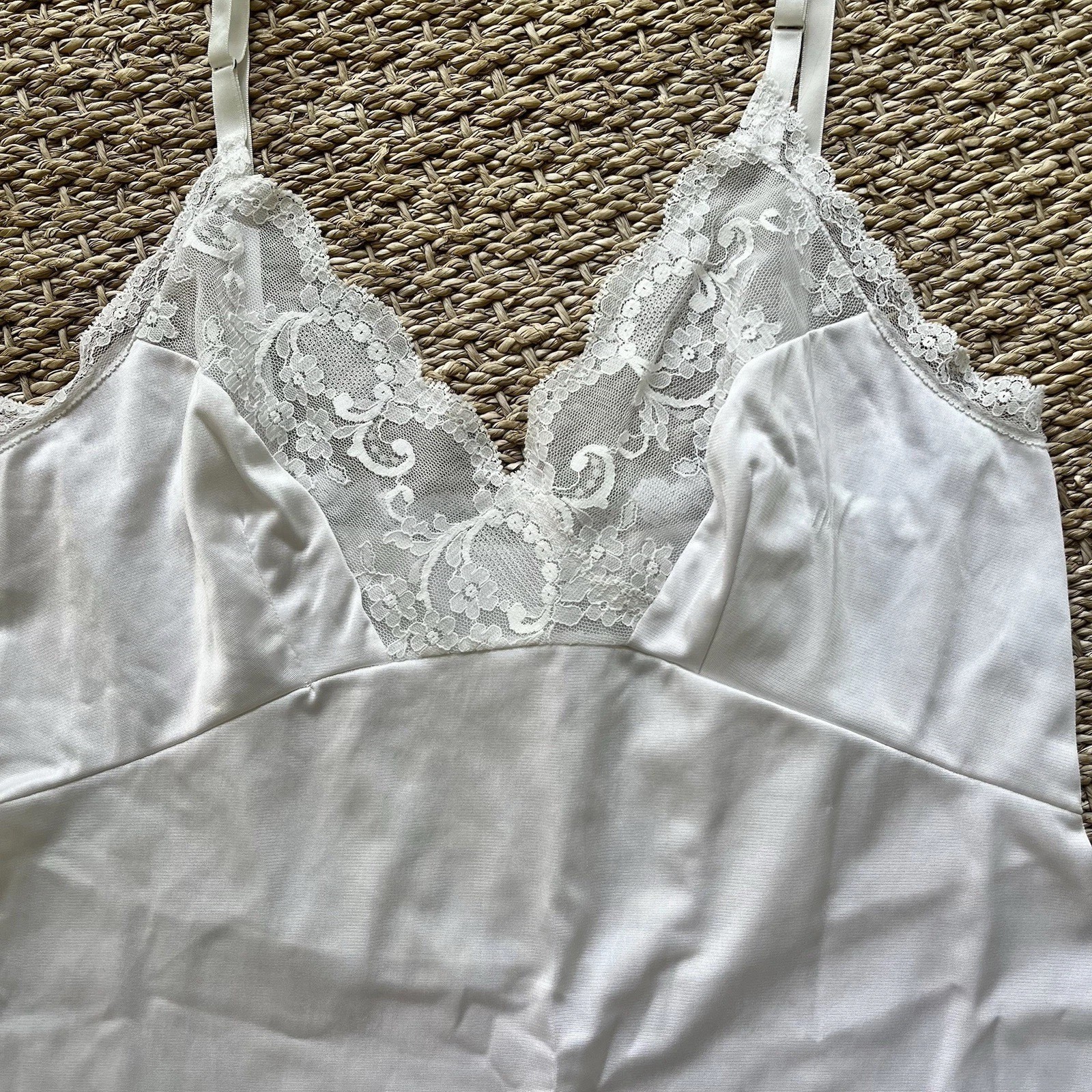 70s/80s Vintage Vanity Fair White Lace Trim Slip Antron III Nylon Size 36 TT