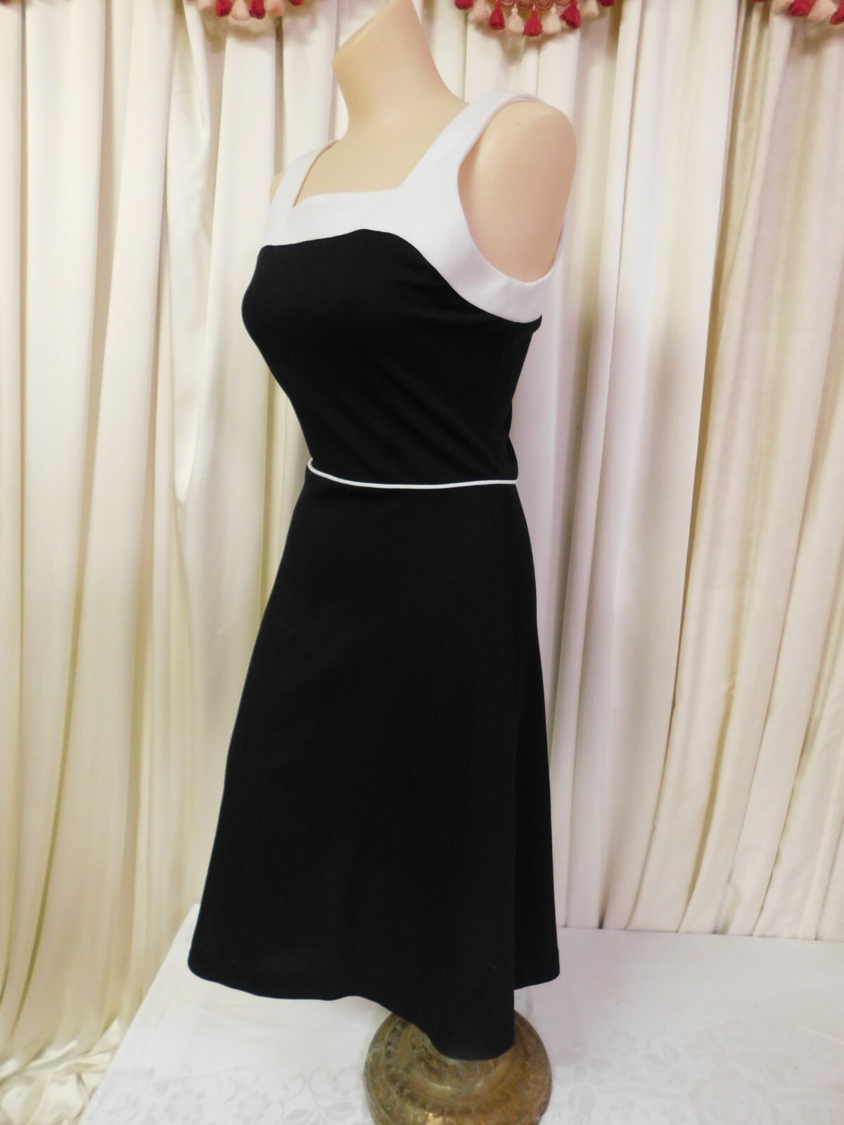 1970’s Vintage Black w/ White Polyester Fit Flare Dress 26″ W