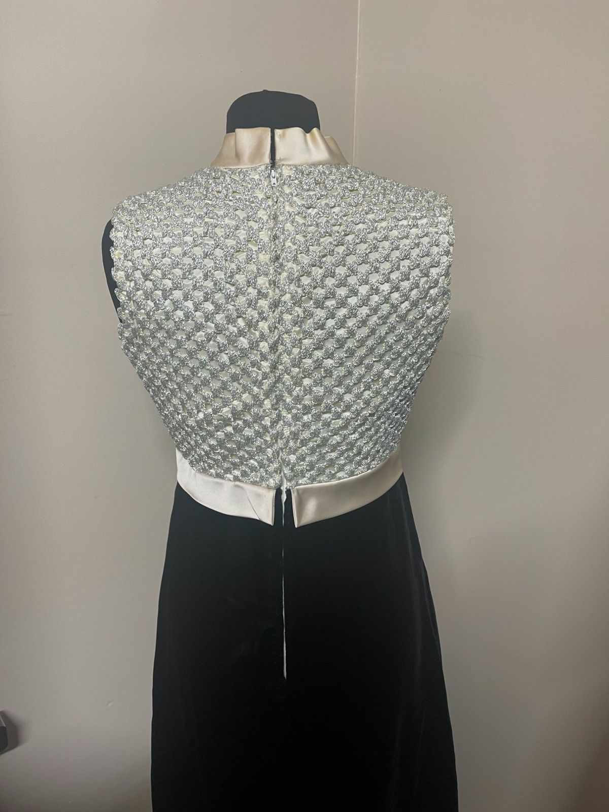 Vintage Sleeveless Black and Silver Evening Gown Formal Dress Size 10