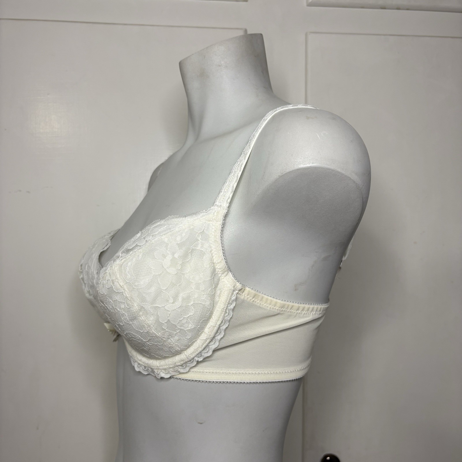 Vintage 90s White Lace Wonderbra Lightly Padded Underwire Bra Size 36C