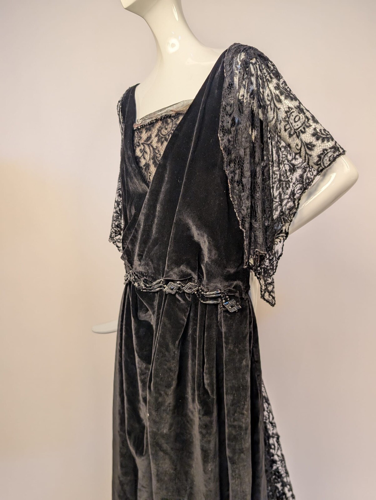 EDWARDIAN BLACK VELVET + LACE EVENING DRESS W JET BELTING + LONG LACE TRAIN