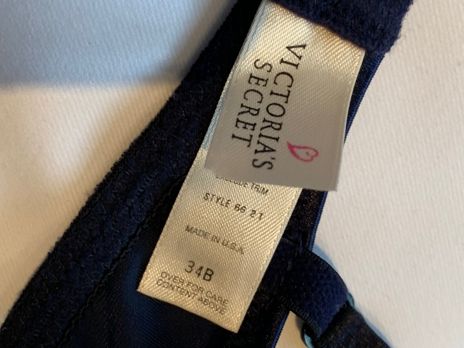 VINTAGE VICTORIA’S SECRET DARK NAVY BLUE VELVET/RHINESTONE UNDERWIRE BRA 34B
