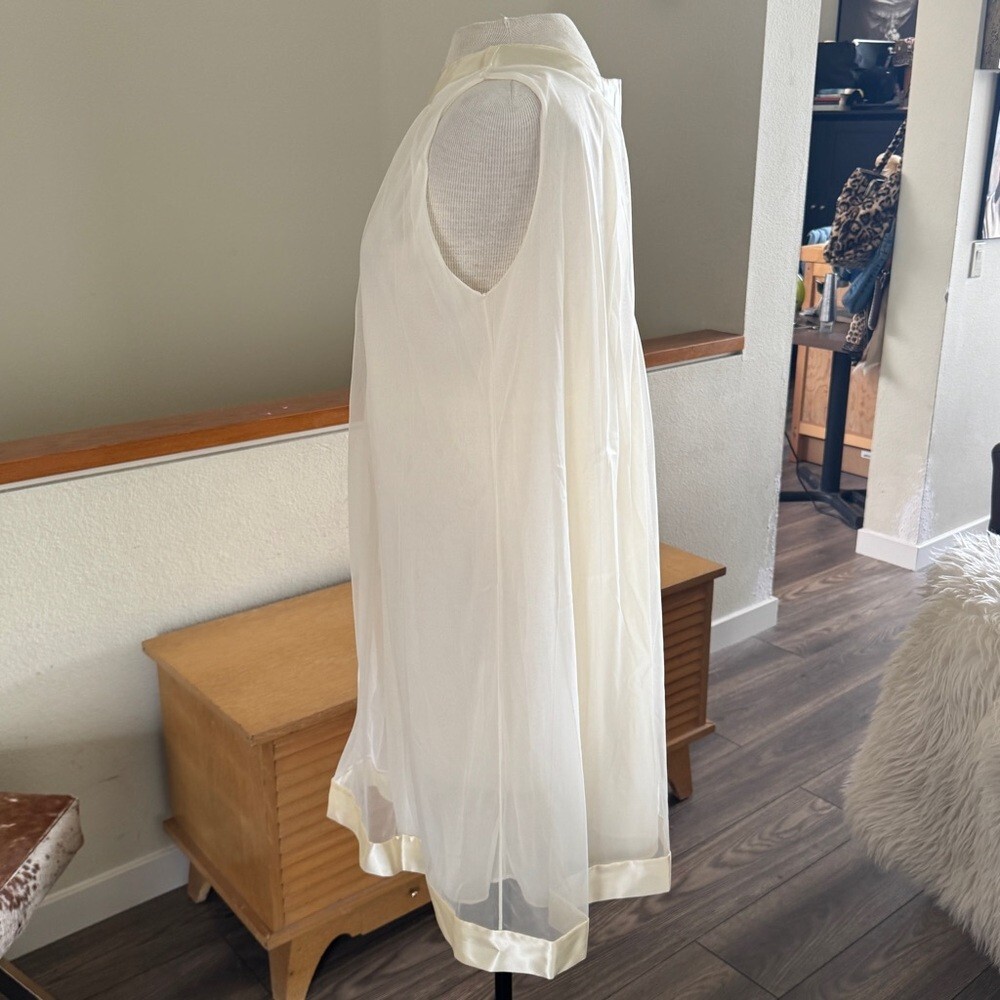1960s Vintage Pale Almond Yellow Gossard Short Peignoir Nightgown & Robe Set