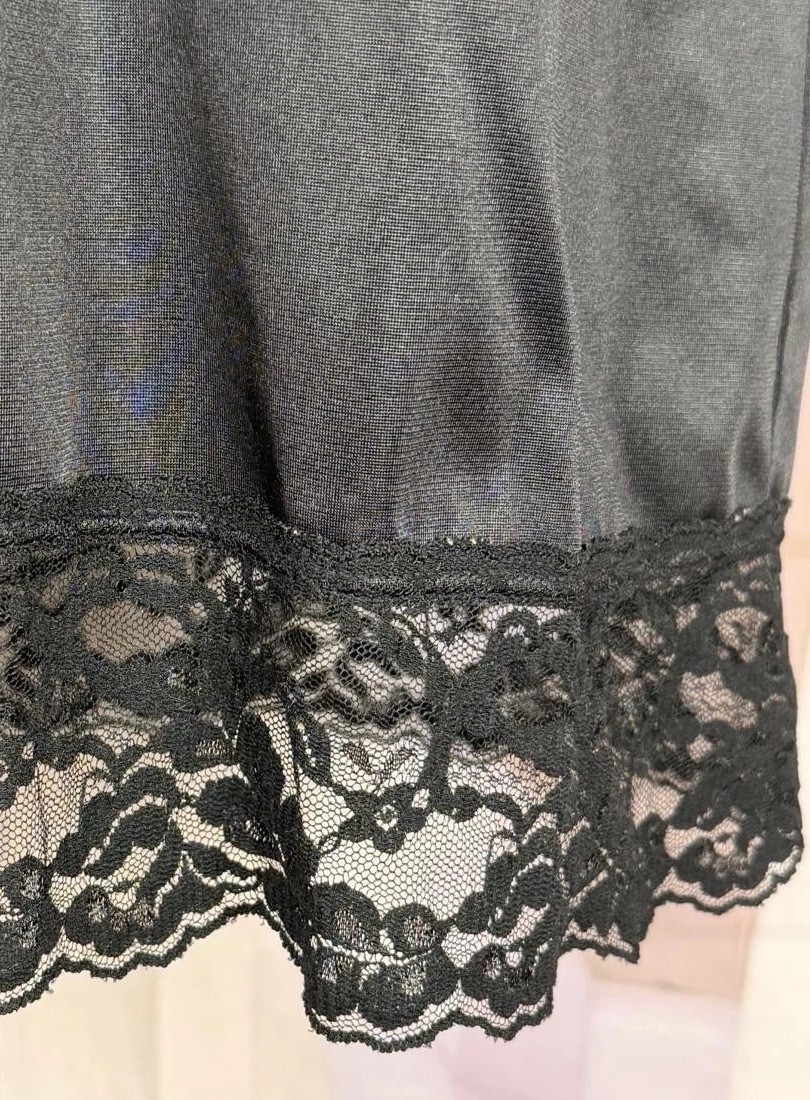 VTG 90’s Vassarette Black Elastic Waist Wide Laced Hem Nylon Half Slip M / 28”