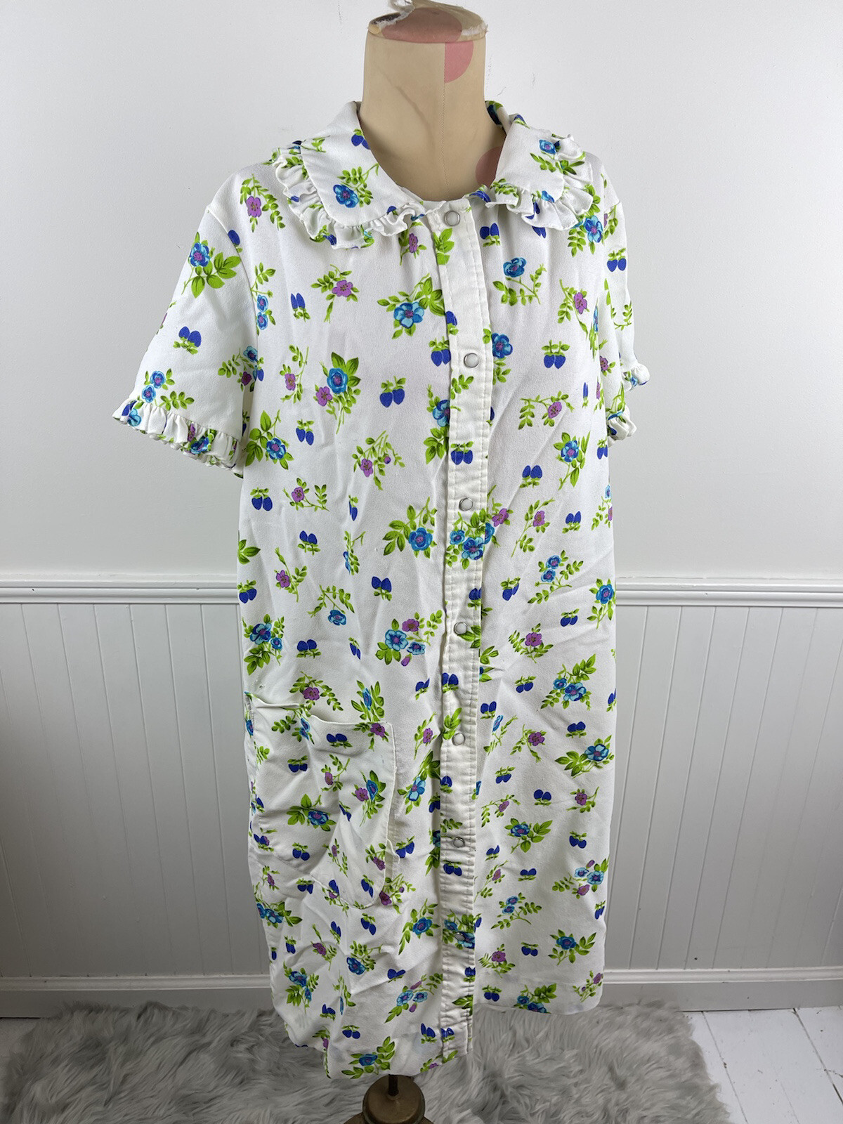 Vintage Ladies’ Off White With Blue & Purple Flowers & Strawberries Housecoat