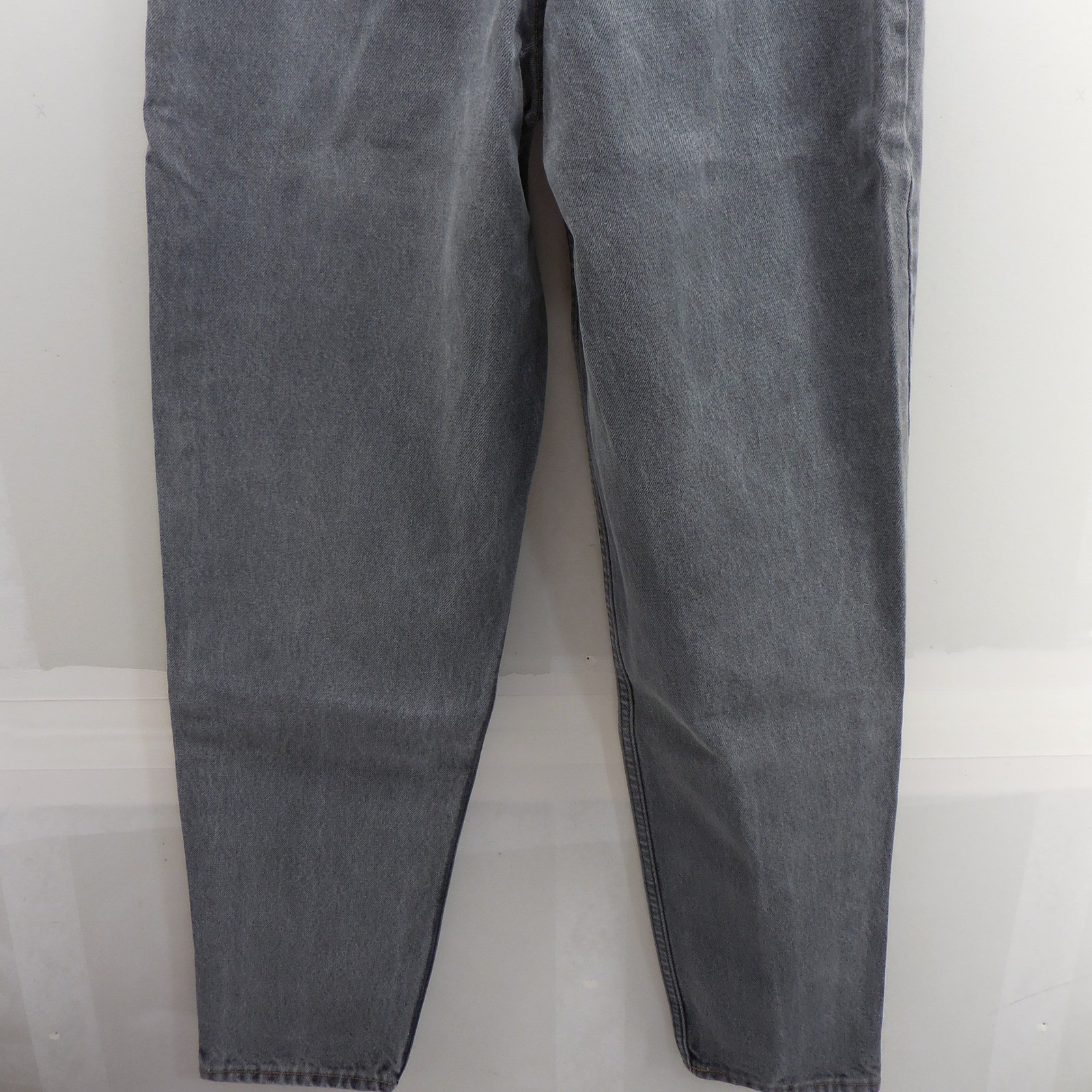 Vintage High Waisted Gray Tapered Leg Pleated Denim Mom Jeans 27×28 Zip Pocket