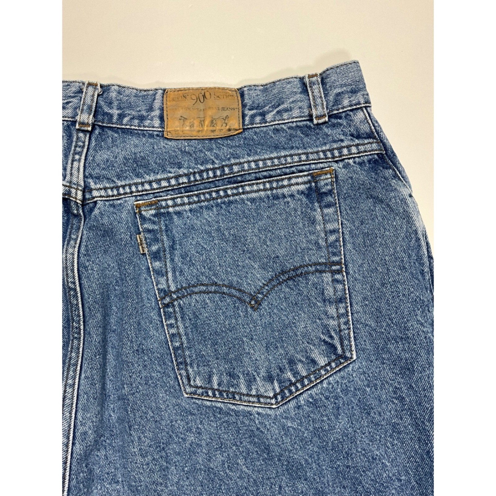 VINTAGE Levis 900 Series Womens 24 Tapered Leg Jeans Medium Wash Blue Denim