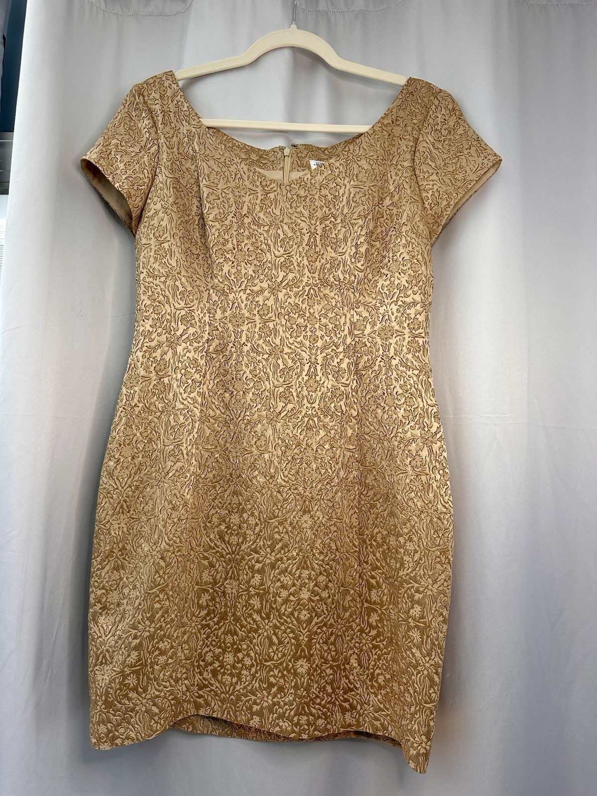 Vintage Juliana Gold Metallic Damask Sheath Dress 6 Brocade Cocktail Glam Party