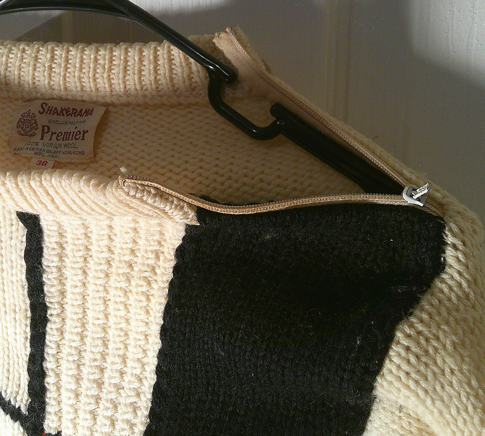 Vintage Sweater 100% Virgin Wool Premier Shakerama Sz38 Geometric White Blue Red