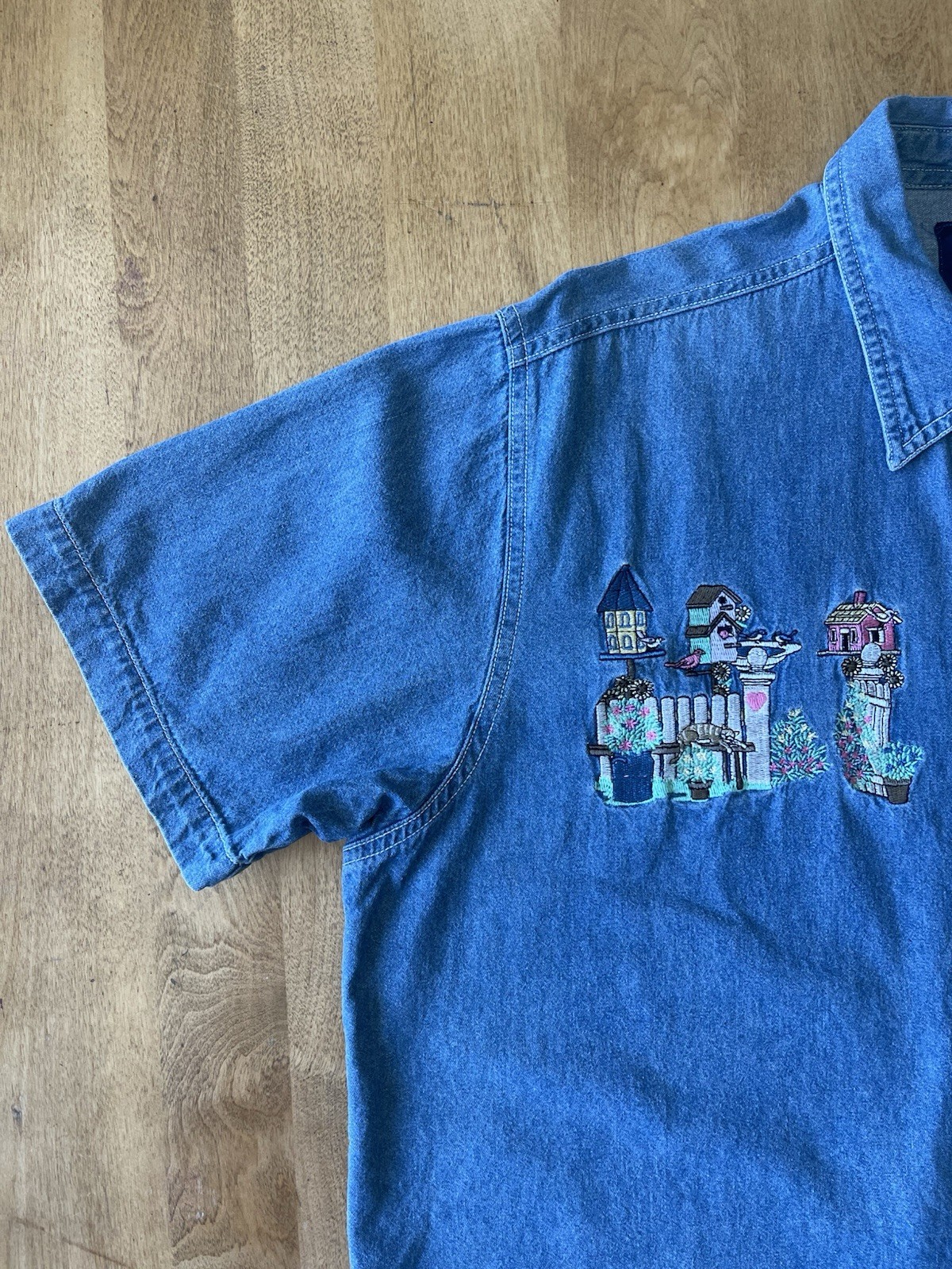 Vintage 90s Quizz Woman Birdhouses Birds Embroidered Denim Button Shirt Large