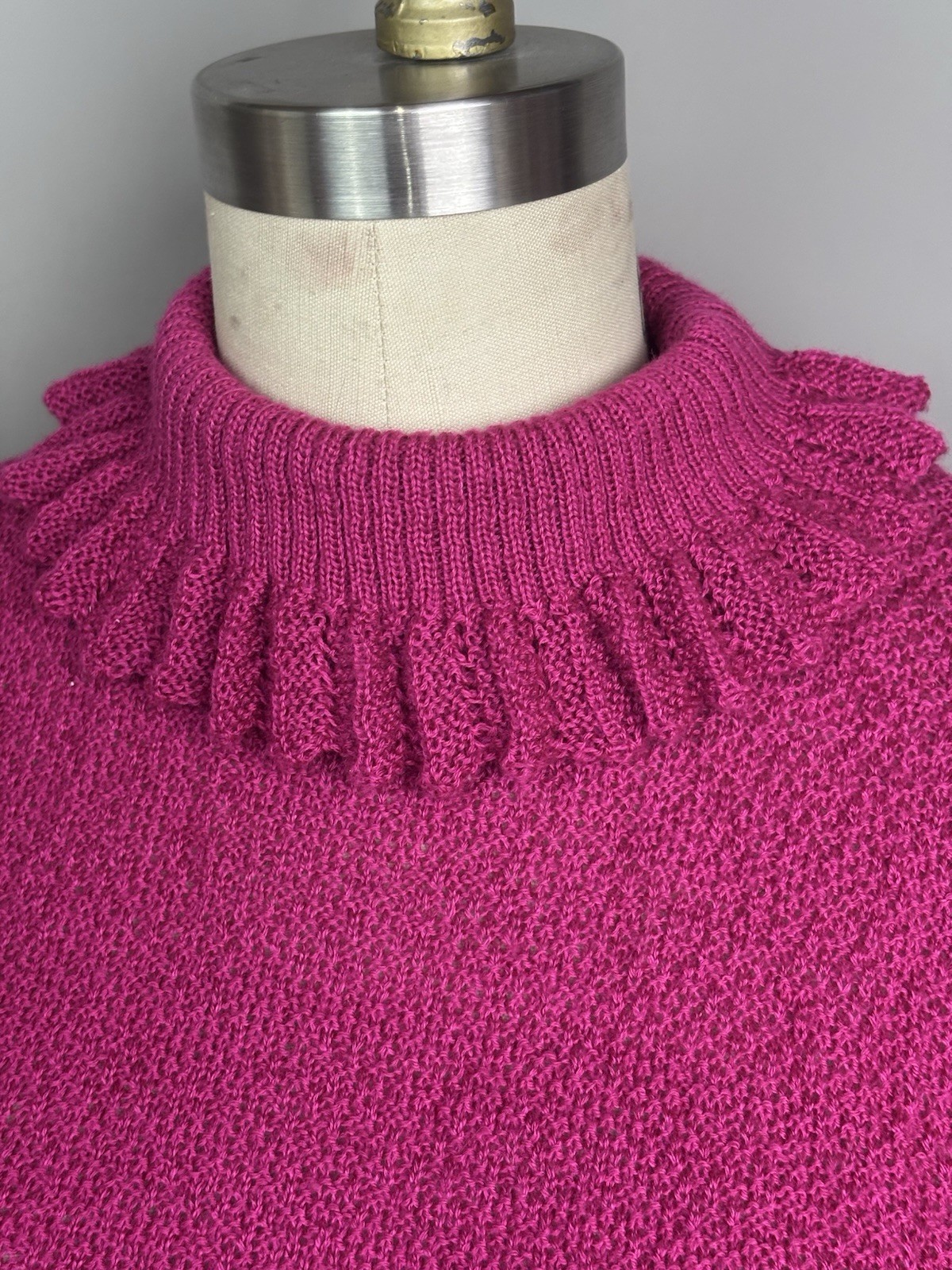 Vintage Magenta Pink Ruffle Collar Textured 70s 80s Sweater Top
