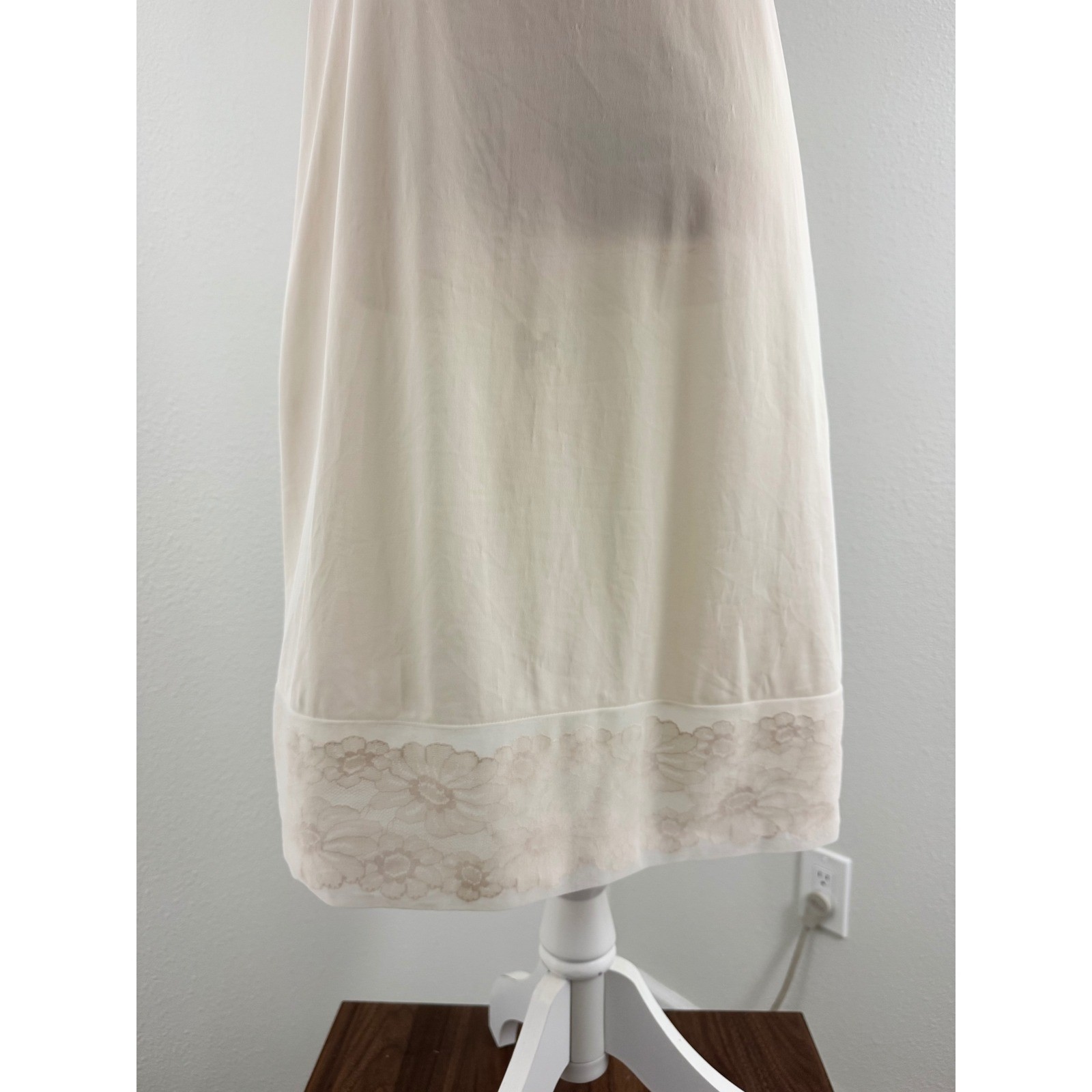 Vanity Fair Vintage Cream Floral Lace Trim Full Slip Antron III Nylon Size 38