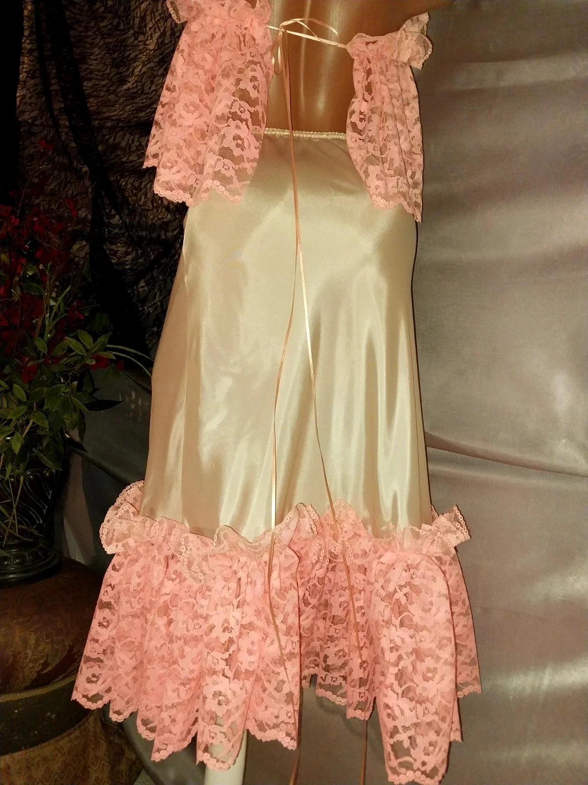 VTG SATIN LIQUID SHINY FARR WEST ESQUE HALF SLIP WIDE RUFFLES LACE PEACH PINK SM