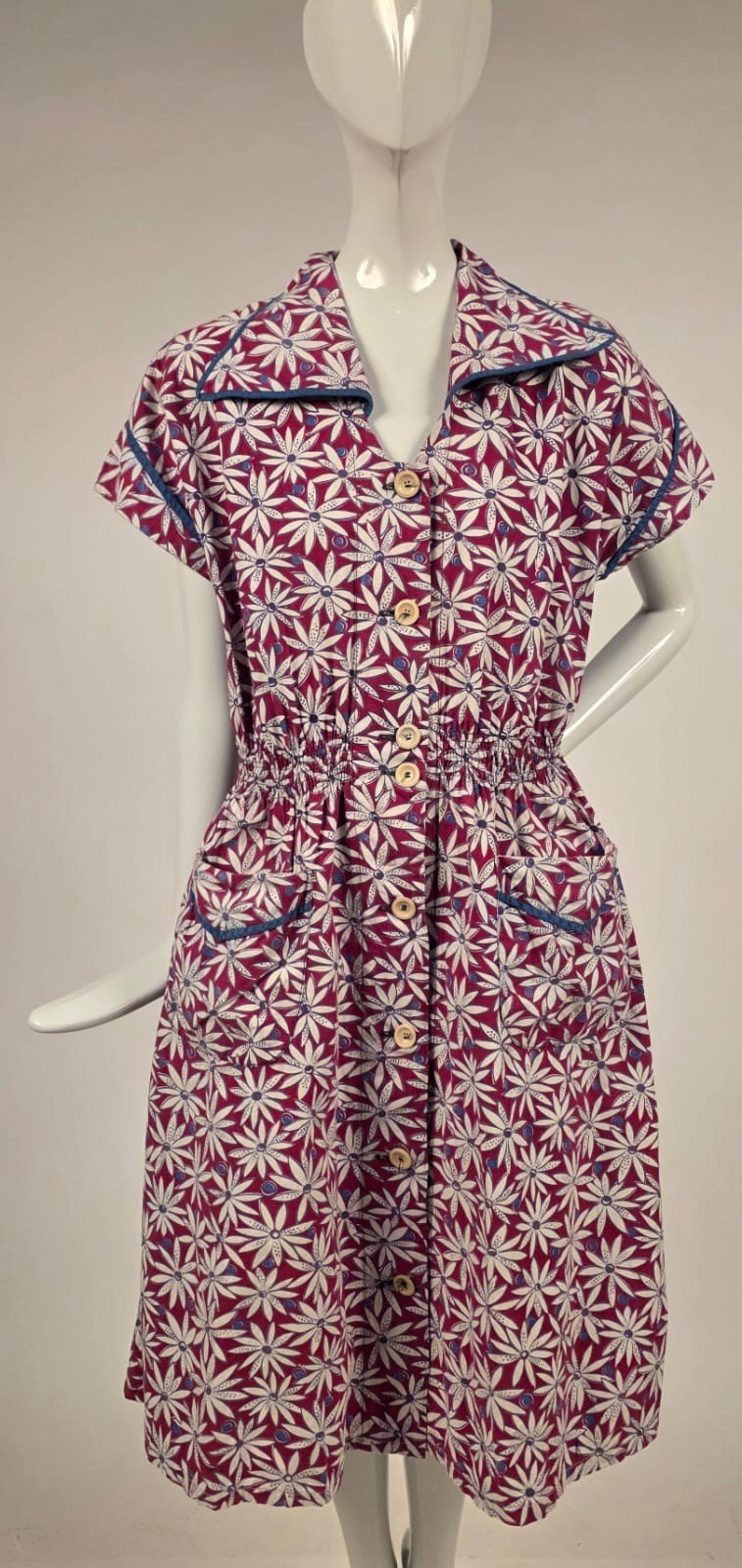 VINTAGE 1940’S BUTTON FRONT FLORAL PRINT COTTON DRESS W POCKETS + RUCHED WAIST