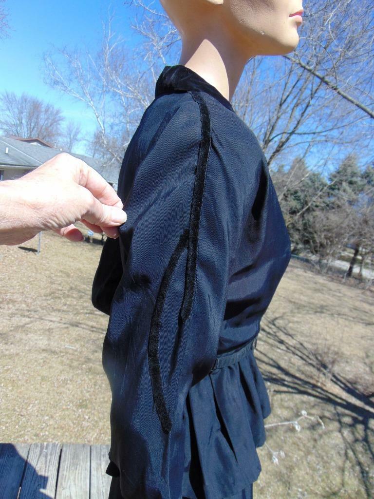 VTG 40S JUNE BENTLEY BLACK FAILLE & VELVET SKIRT SUIT BELTED JACKET 26W