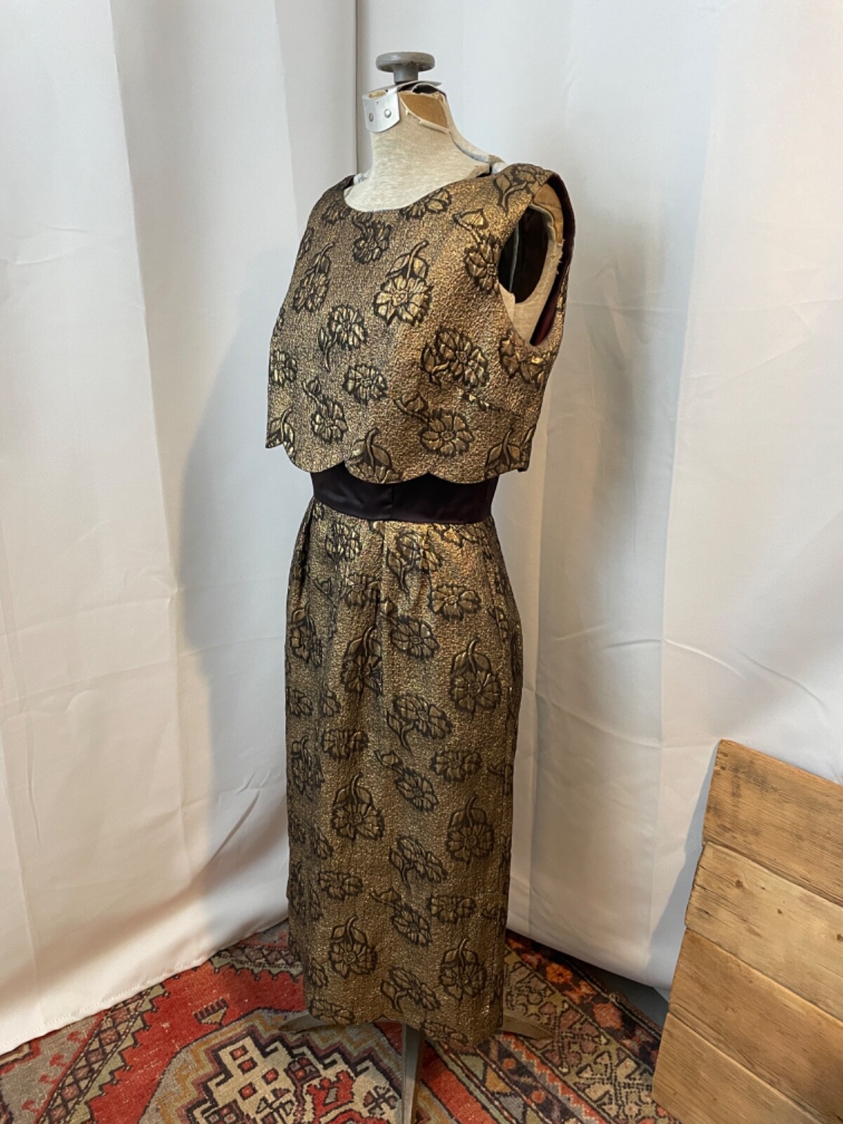 1950s Vintage Brocade Cocktail Party Dress Floral Metallic Gold Brown Pinup S