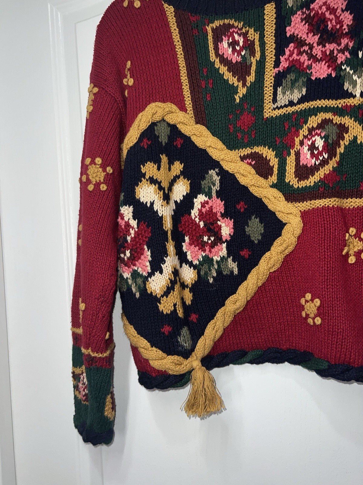 The Eagle’s Eye VTG Holiday Hand Knit Pullover Sweater Gold Tassel Detail Small