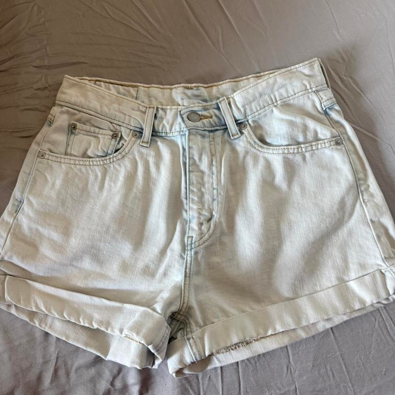 Levi’s light wash high waist denim shorts ladies size 28