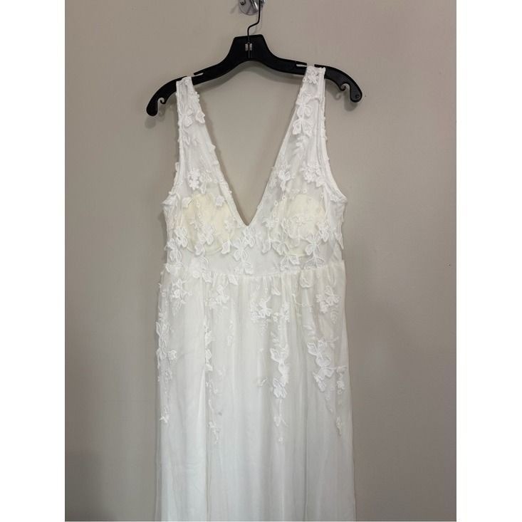 White Lace Applique Tulle Maxi Dress V-Neck Sleeveless Floral Bridal Gown