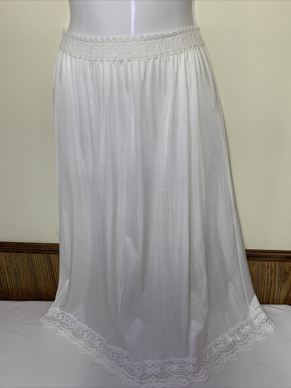 Vintage Olga Secret Hug Half Slip Skirt Lace Trim Size Small Satin Ribbon Bow