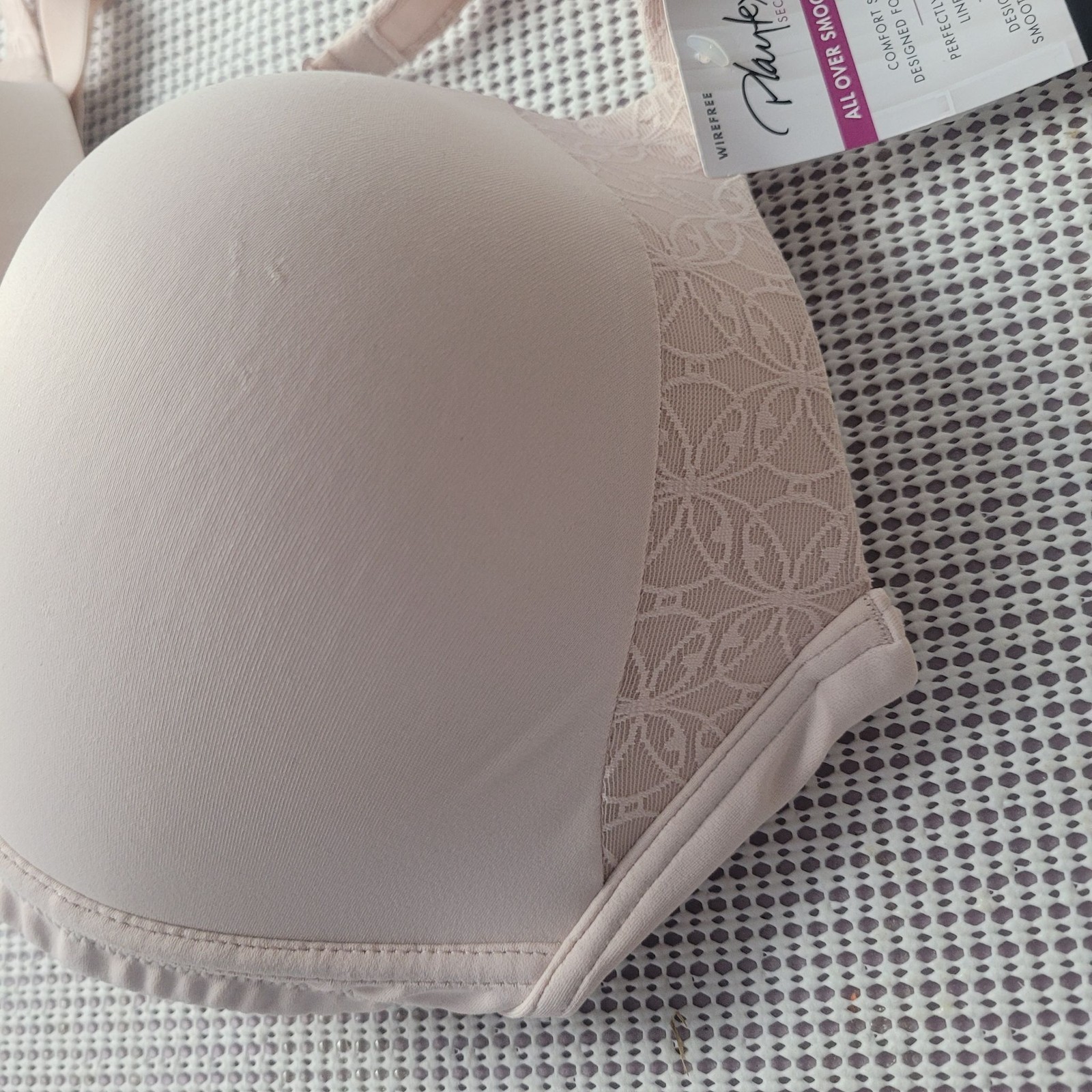 Playtex Full Coverage Bra 38D Lace Trim Comfort Wireless Smooth Finish Nude New