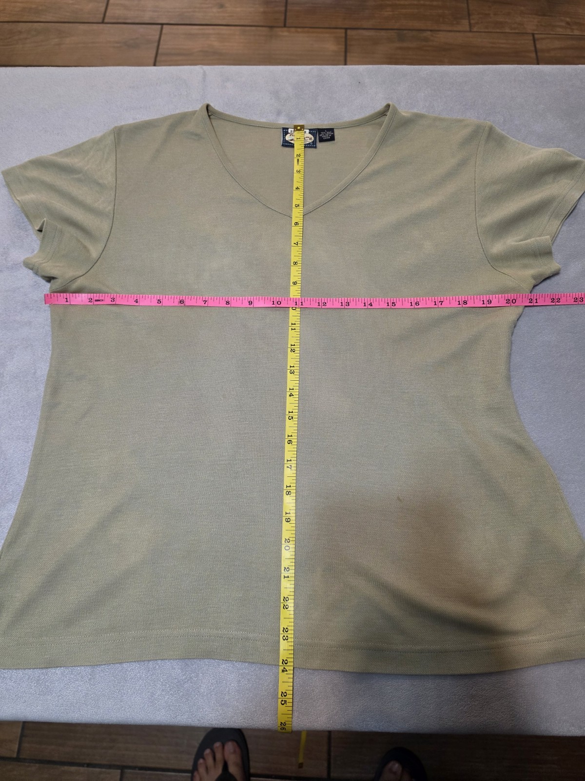 Tommy Bahama Women’s Vintage Silk V Neck Short Sleeve Khaki Shirt Size Large