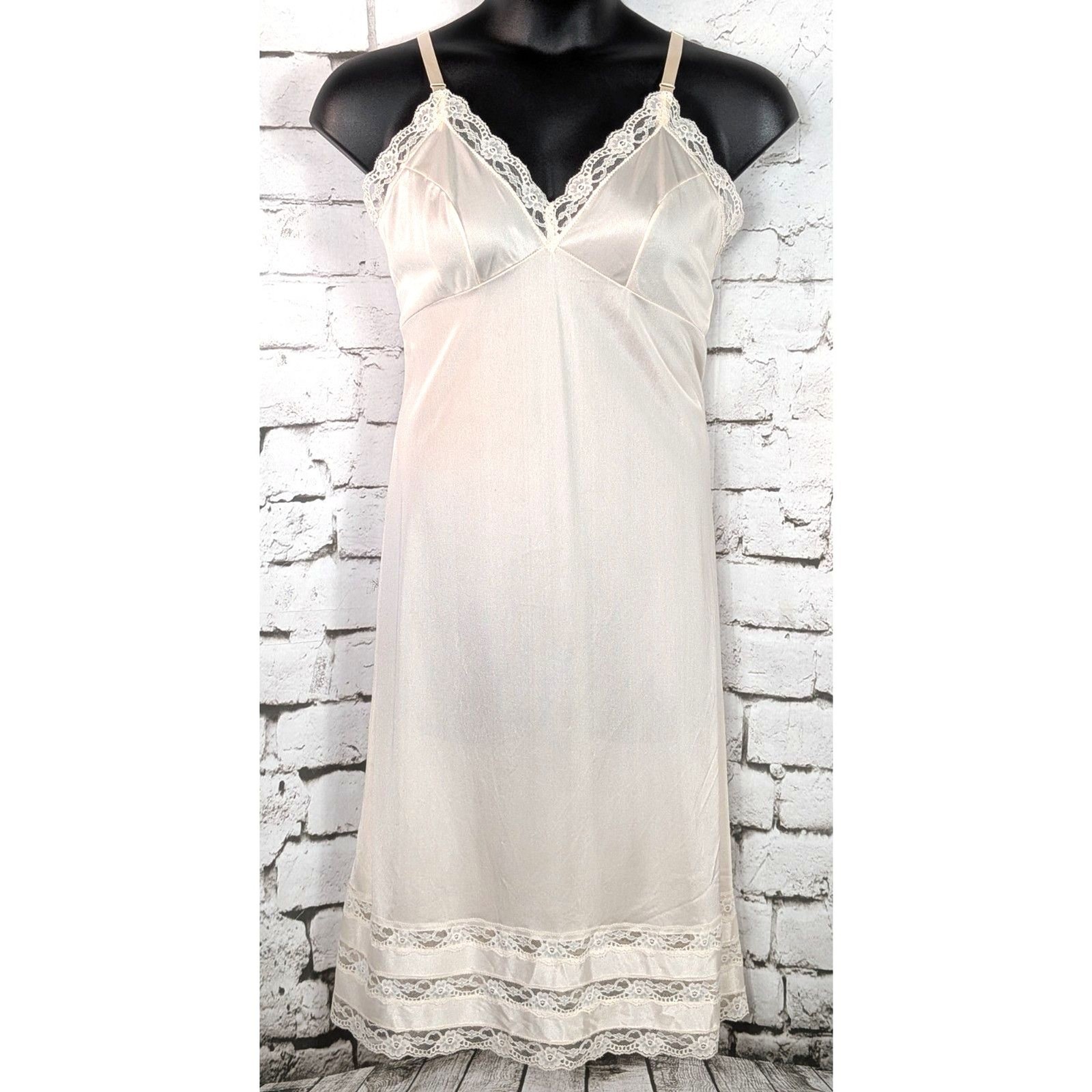 VINTAGE MOVIE STAR Shiny Stretch Satin Nylon Lace Slip Glamour Feminine Size 44