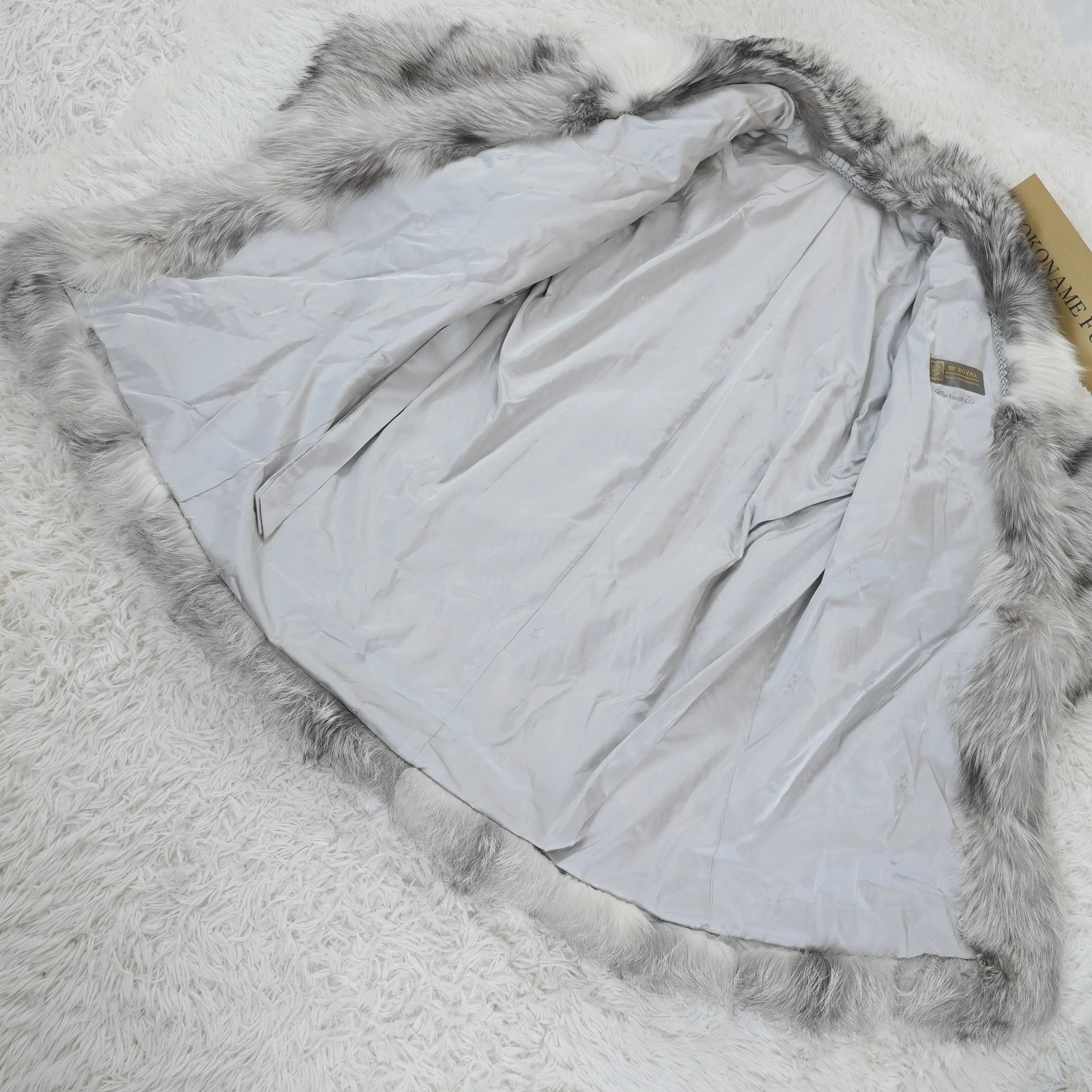 Platina Fox Long Coat – SAGA ROYAL FOX Soft and fluffy Vintage Fur Japan