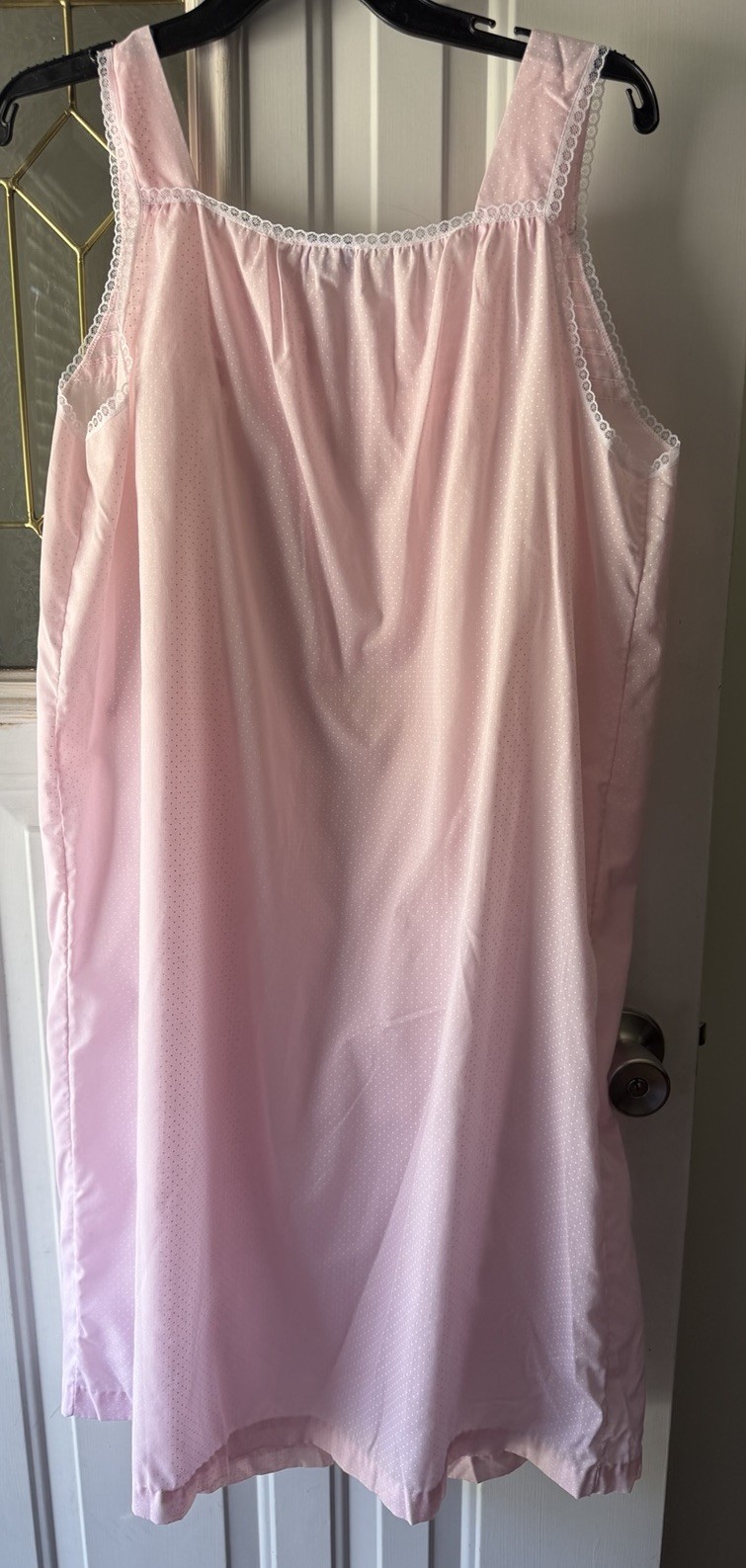 Dameá nightgown features delicate lace trim – Polk Dotted On Pink- READ For Sz