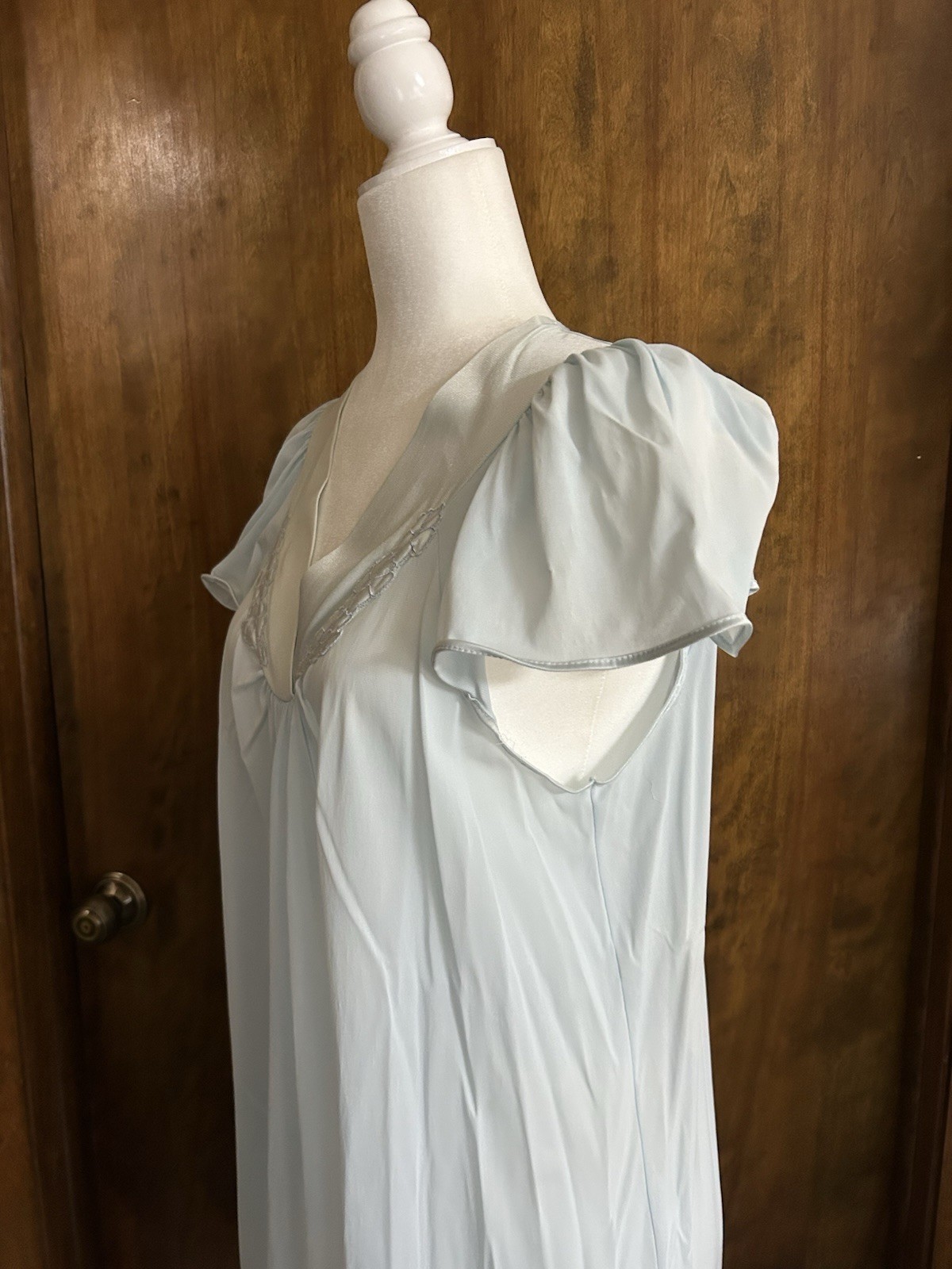 VTG 1980’s Light Blue Nylon V-Neck Pretty Cap Sleeves SZ M Nightgown NICE