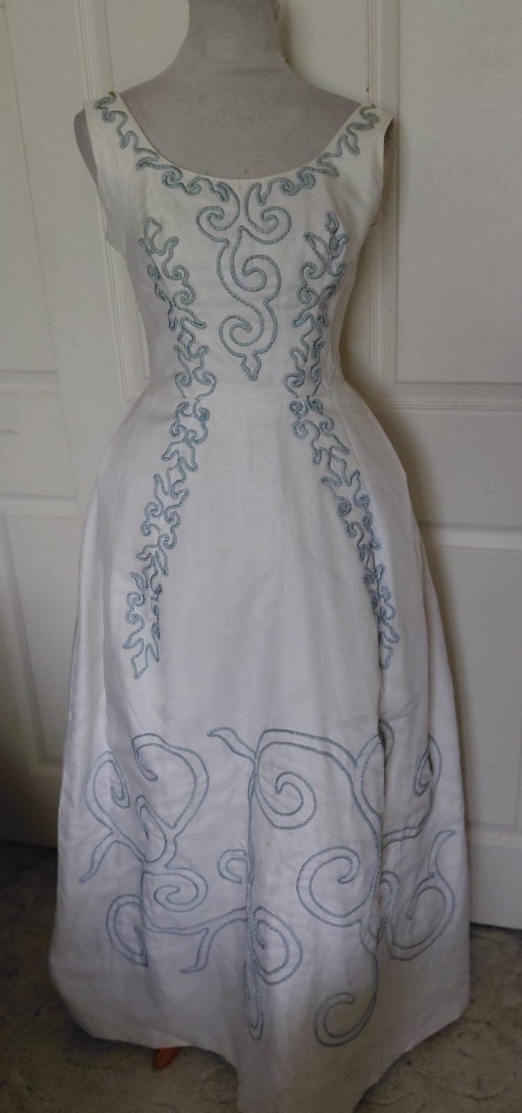 Vintage 50s 60s White with Blue Trim Sleeveless Party Dress Gown Bust 38