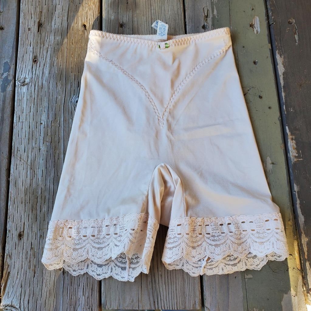 Small Olga 41212 Vintage Chantilly Beige Lace Trim Shorts Girdle Shapewear