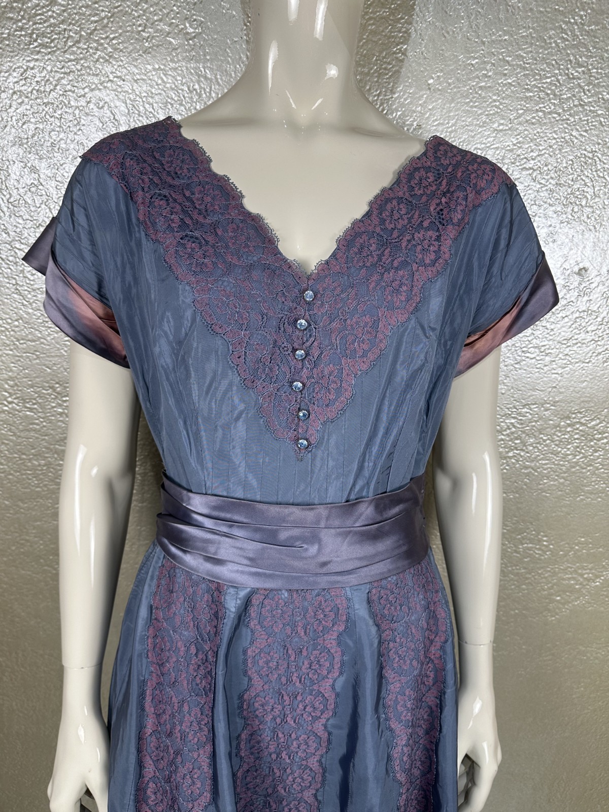 Vintage 1940’s Ladies Handmade Iridescent Purple Taffeta & Silk Dress Lace S