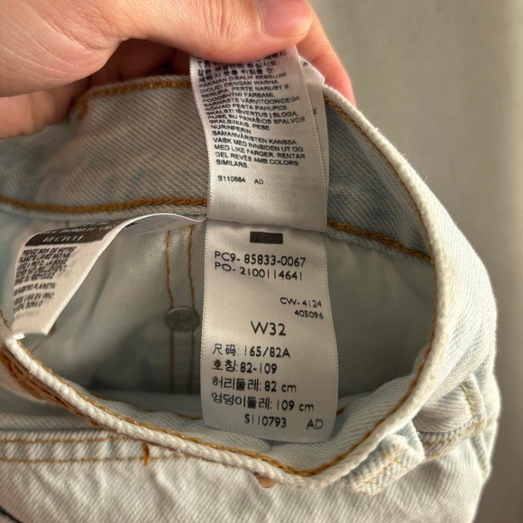 White Levi’s 501 denim shorts size 32 distressed