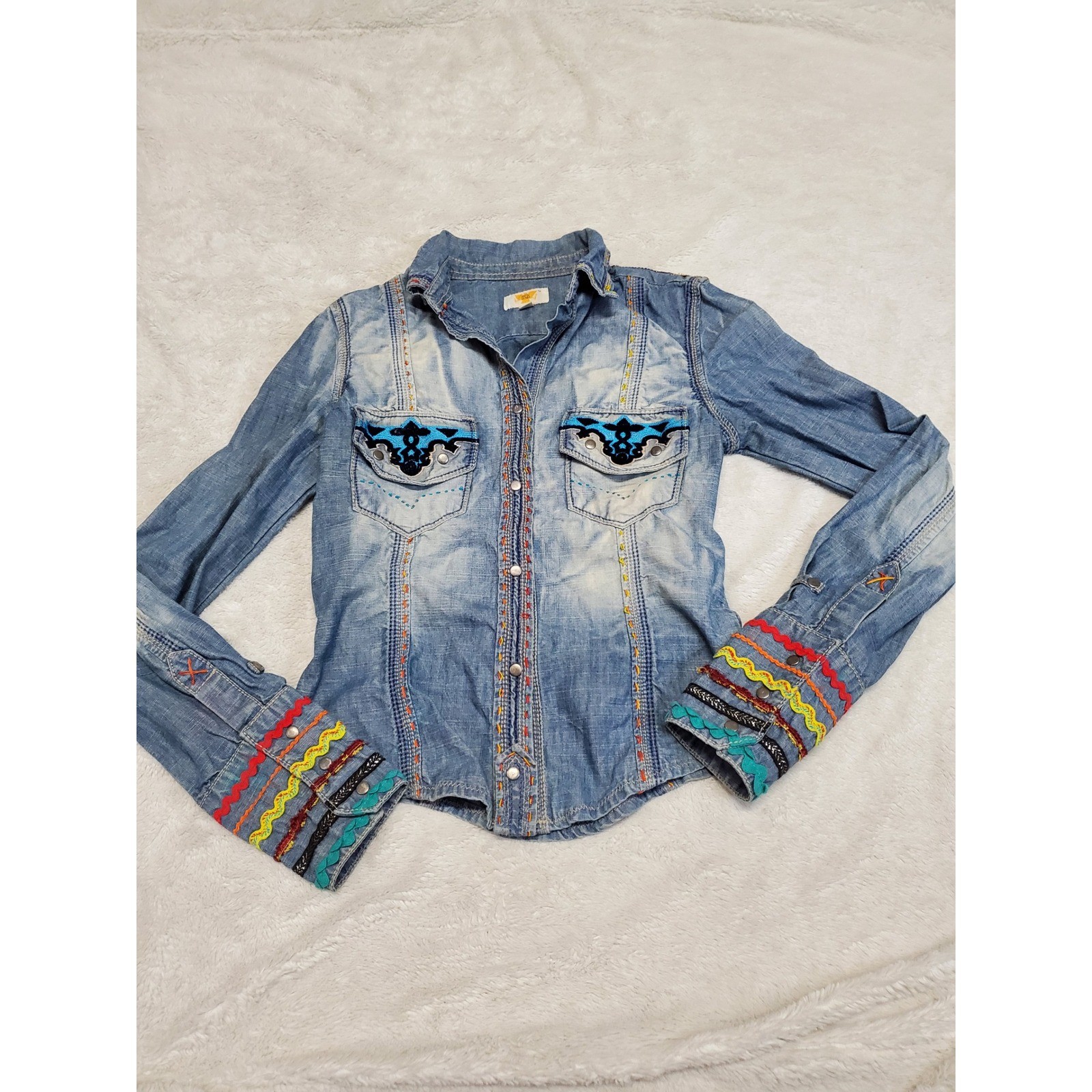 Antik Denim Light Wash Blue Embroidered Snap Top Small Retro Bohemian Festival