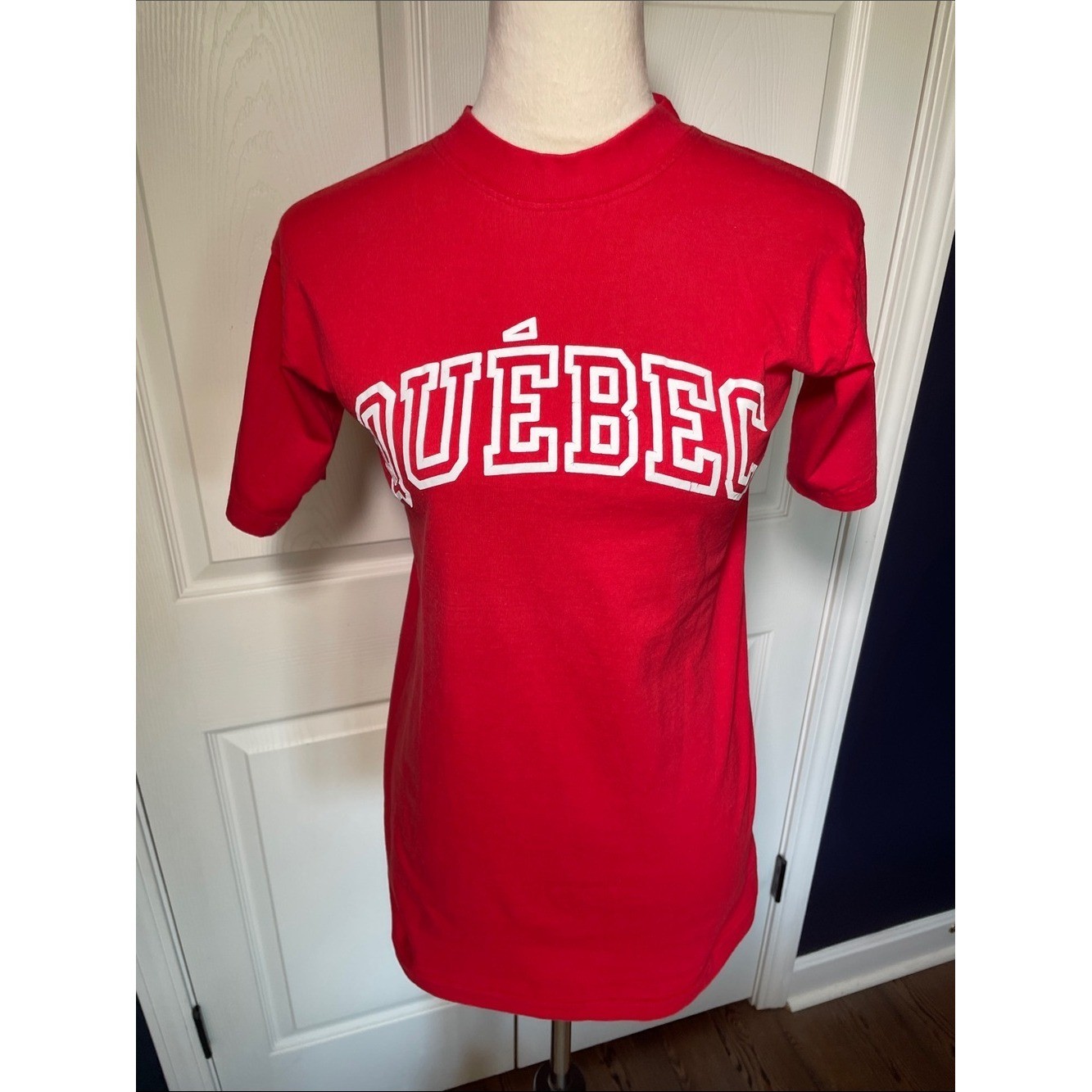 Vintage Impressions Canada Québec Red Short Sleeve Tee 100% Cotton Size Small