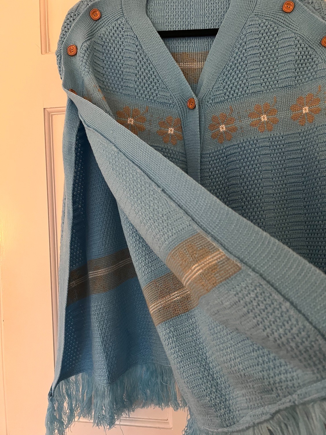 Vintage Light Blue 70s knit daisy poncho with decorative buttons XL-1XL