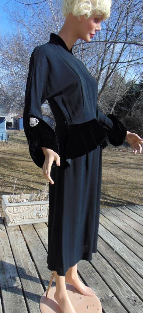 VTG 40 Black Rayon & Velvet 2 Tone Peplum Dress Turn Up Cuffs 27W