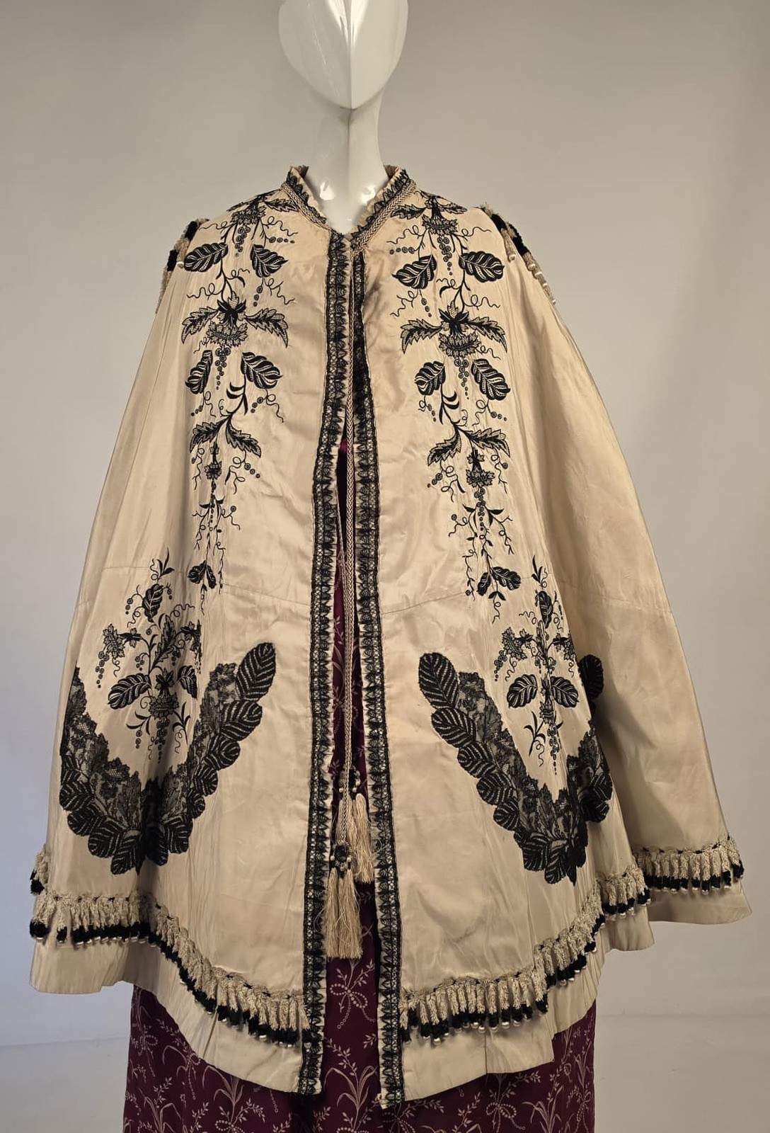 RICH DETAIL CIVIL WAR 1860’S HAND EMB CAPE W CHANTILLY LACE + CHENILLE DANGLES
