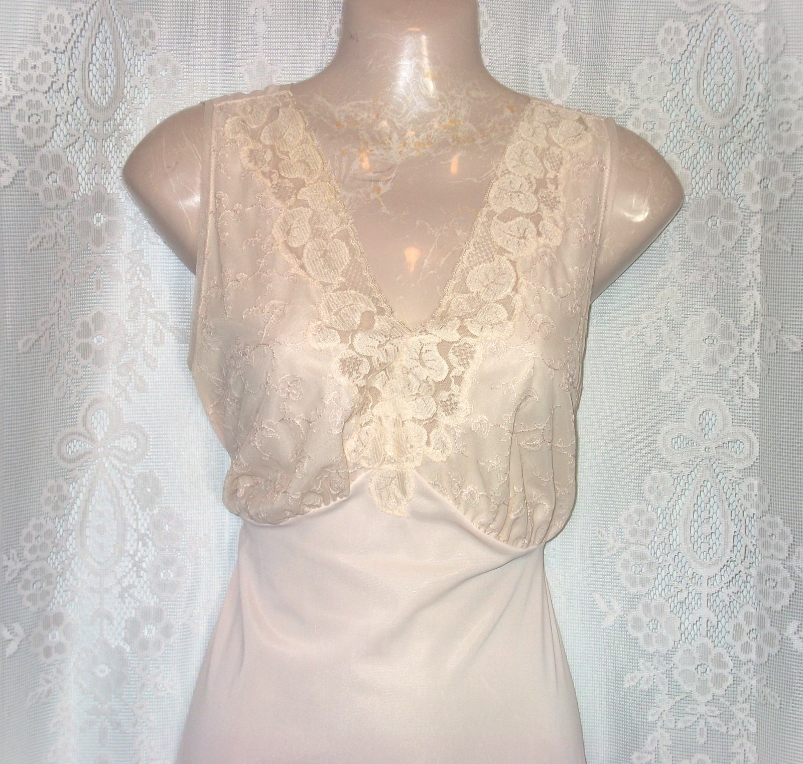 Med.-Lg.50s-60’s,Pink,embroidered hearts,long vintage nightgown,negligee,lace