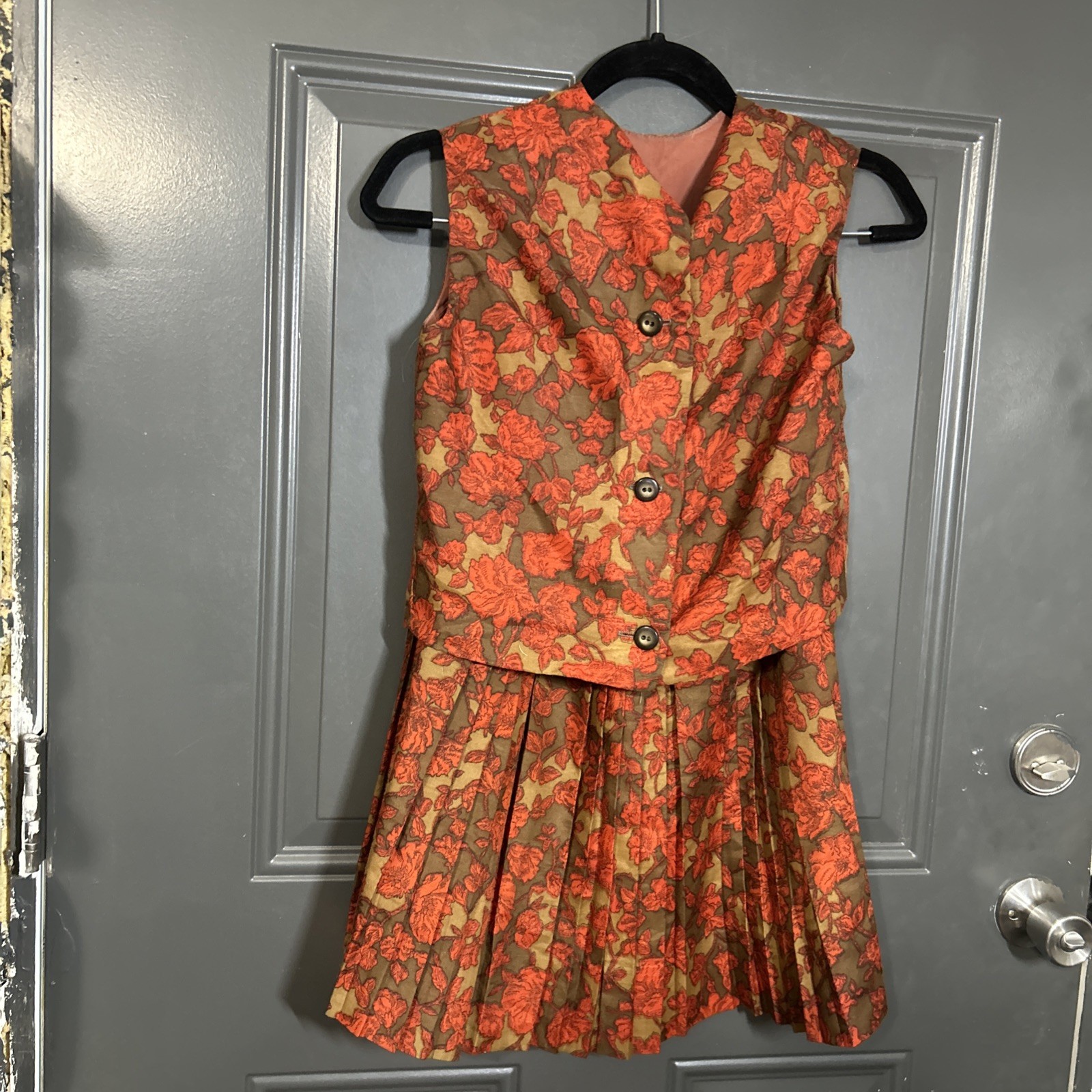 None Branded Vintage Red And Brown Flower Vest And Pleaded Skirt