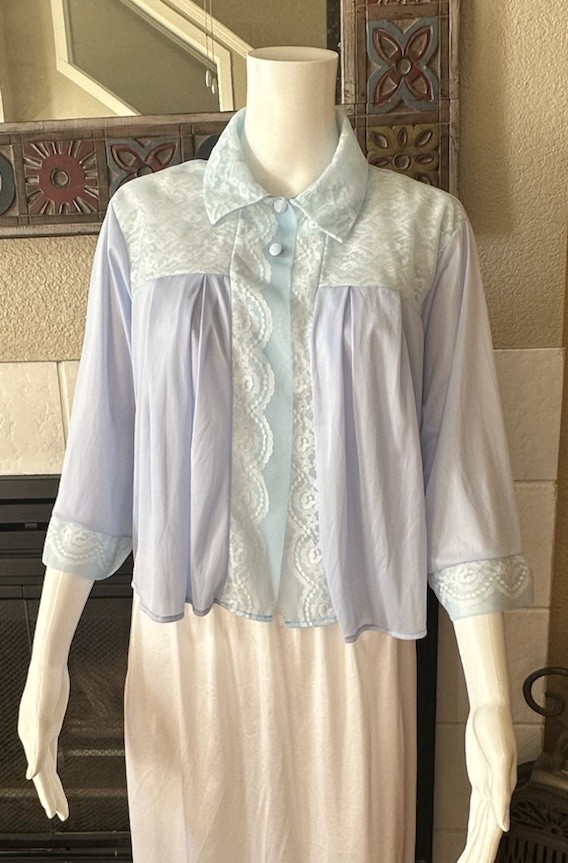VTG HENSON KICKERNICK Peignoir Blue XL Button Nylon Lace Bed Jacket CottageCore