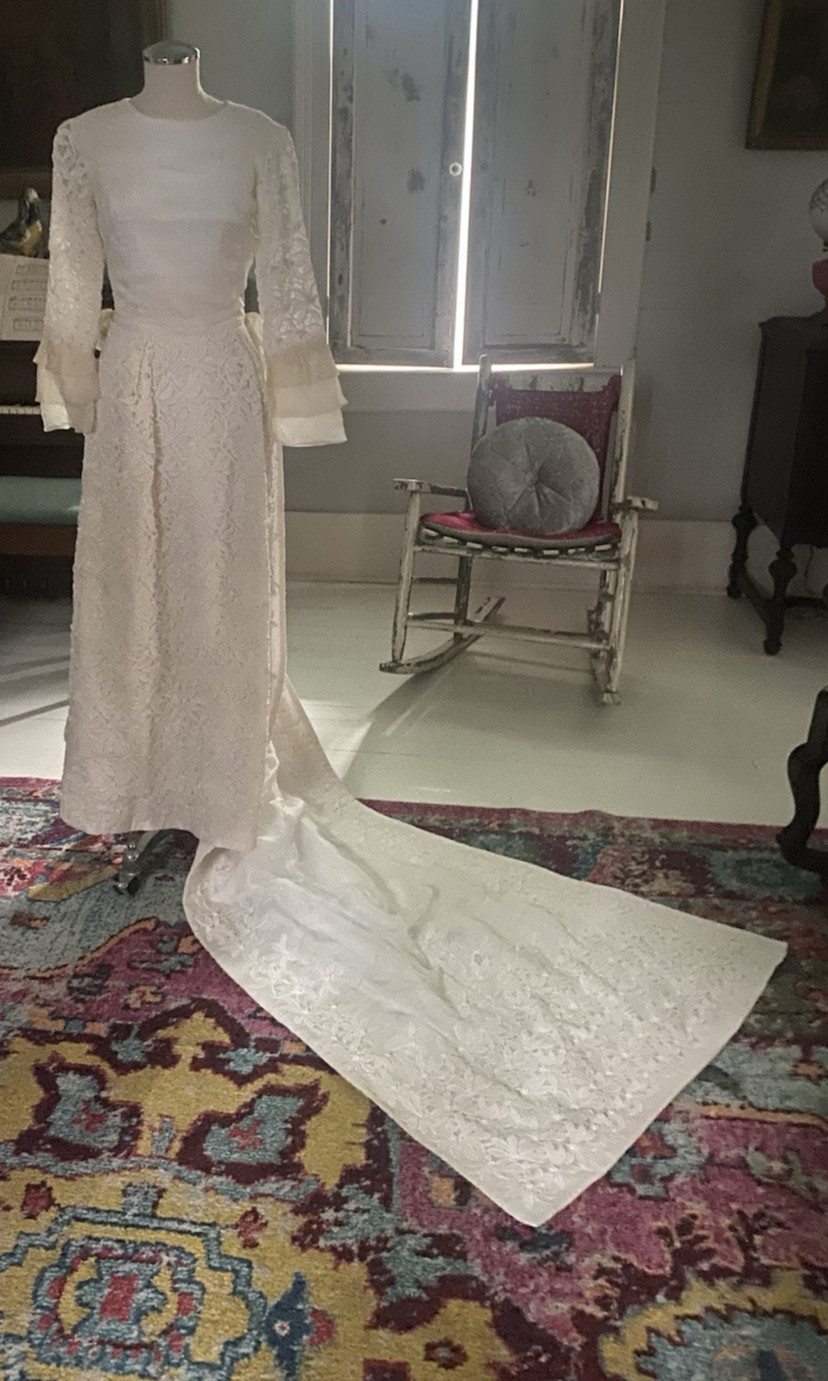 Vtg Soft White/Off White Embroid/Floral Handmade Wedding Dress W/Train-XS