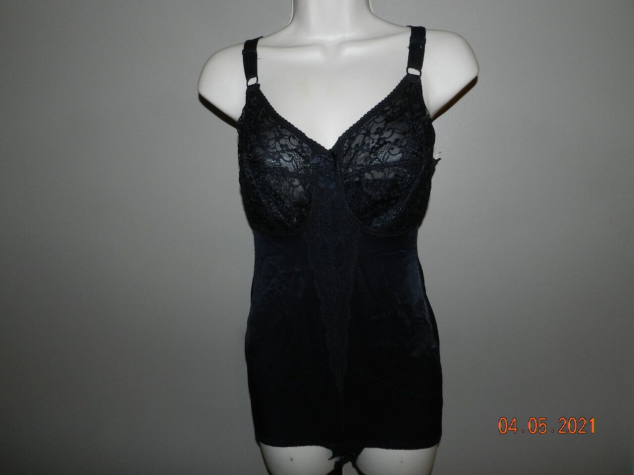 Vintage shaper black 36D 562M Pin-up lace trimmed cups sexy!
