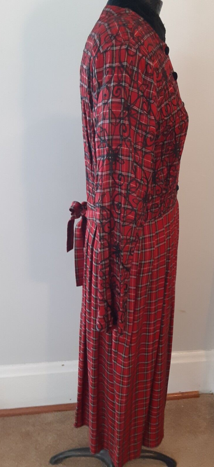COUNTRY WEAR CLOTHING CO. DRESS SCOTCH PLAID RED BLACK EMBROIDERY SIZE 8P B=36