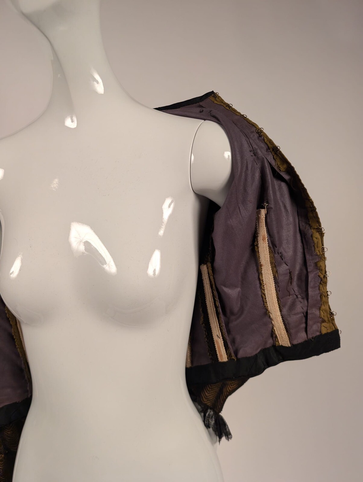 BEAUTIFUL OLIVE GREEN + BLACK LACE VICTORIAN 1890’S BODICE / JACKET
