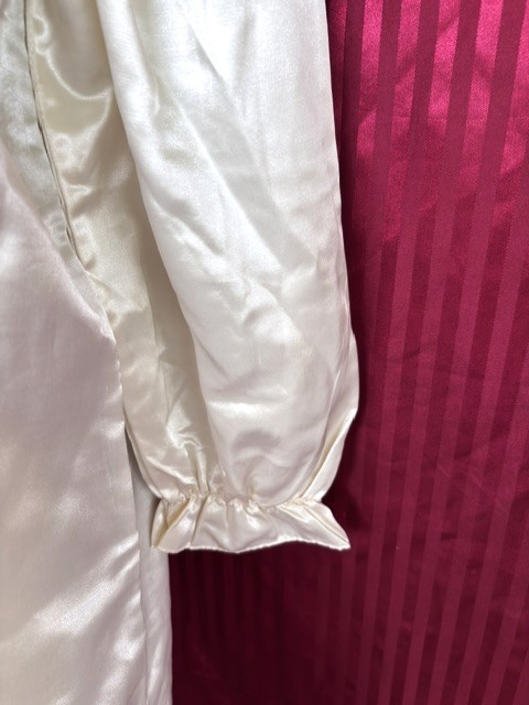 VTG IT’S A CHARM IVORY SATIN LOUNGEWEAR NIGHTGOWN SZ M