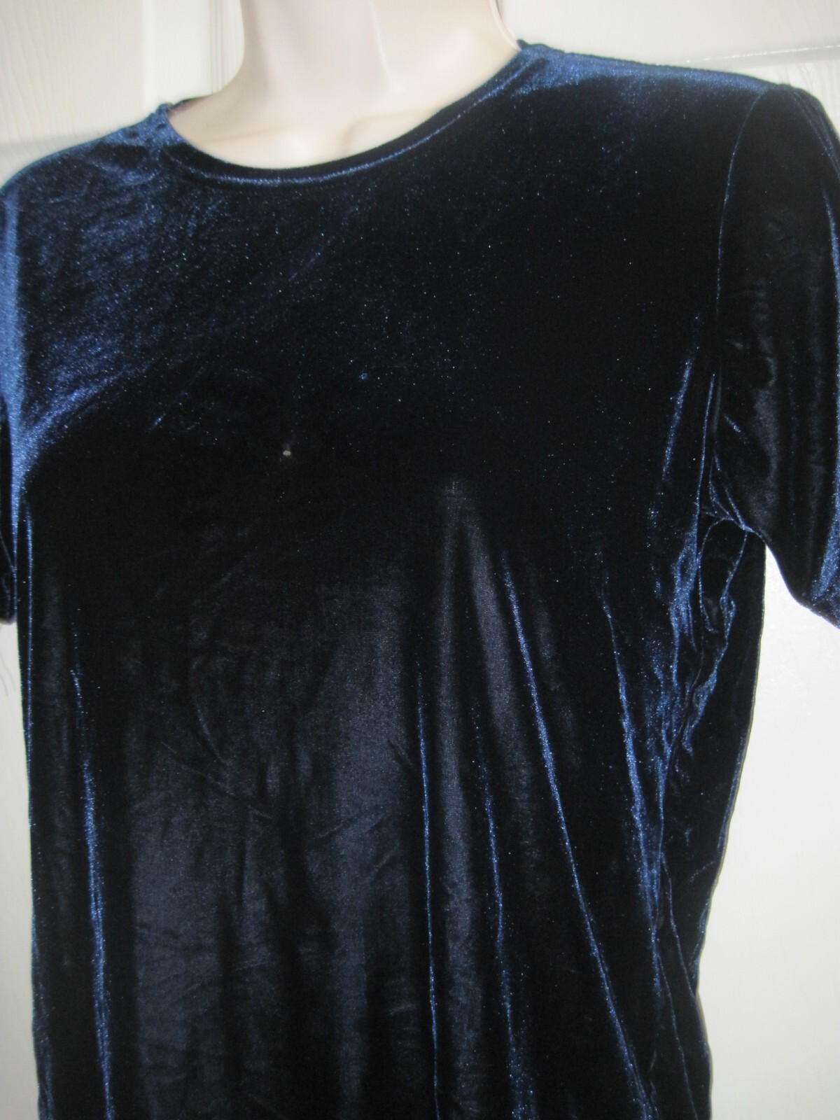 Kathy Ireland Women’s Medium Dark Blue Velvet Top Short Sleeves Round Neck
