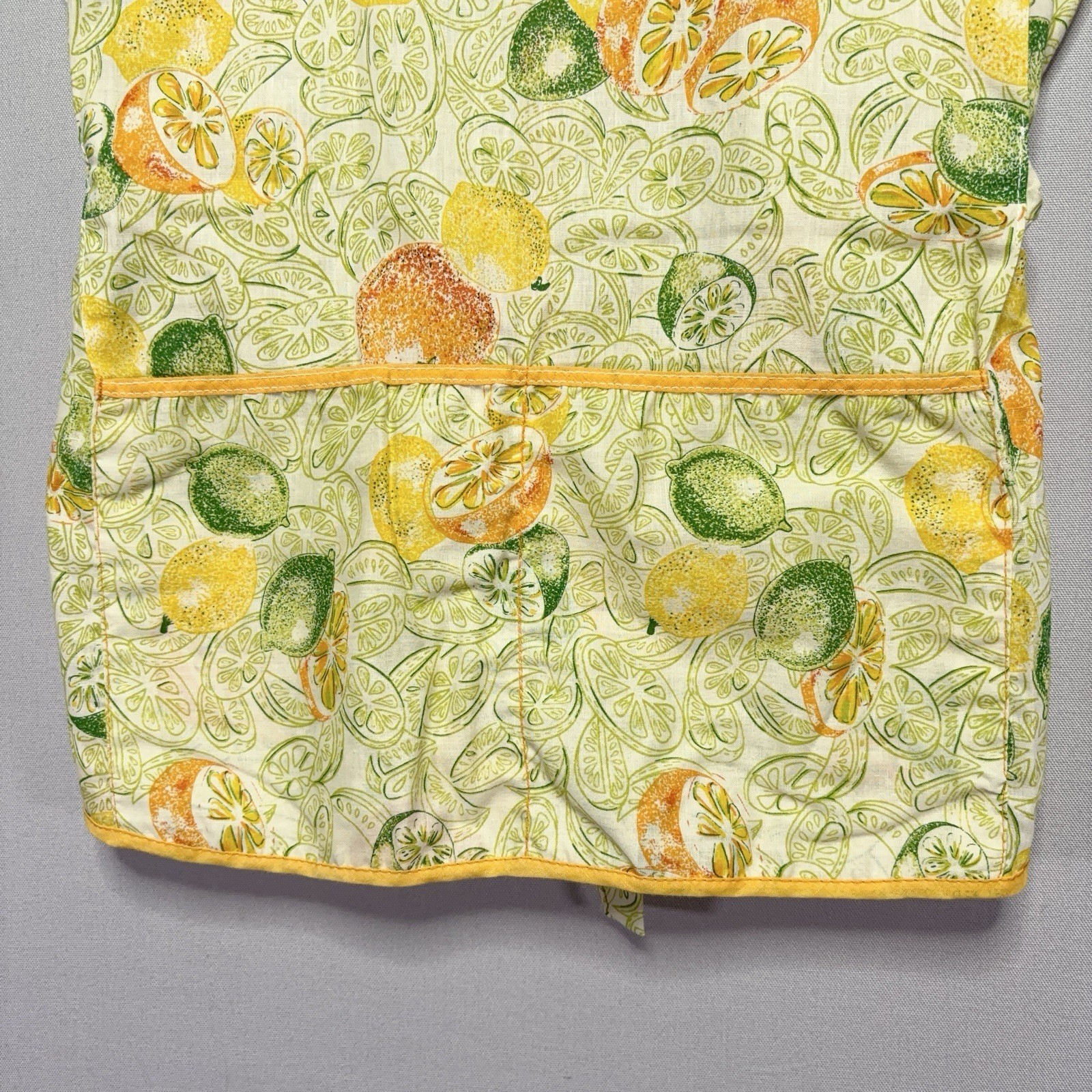VTG 60s / 70s Full Apron – Yellow Citrus Pattern – 2 Pocket Front – MED / LARGE