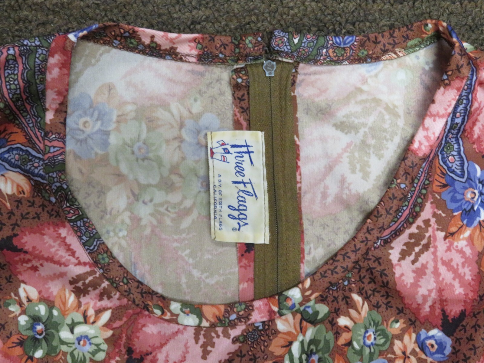 2 PCS. WOMEN’S VINTAGE TOPS MADE BY THREE FLAGGS